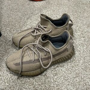 YEEZY EARTH, MENS 5.5 BARELY WORN
